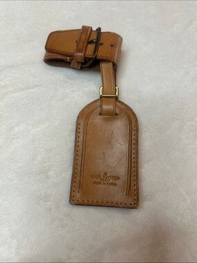 Louis Vuitton Tan Leather Luggage Tag with Gold-Tone Buckle and handle strap